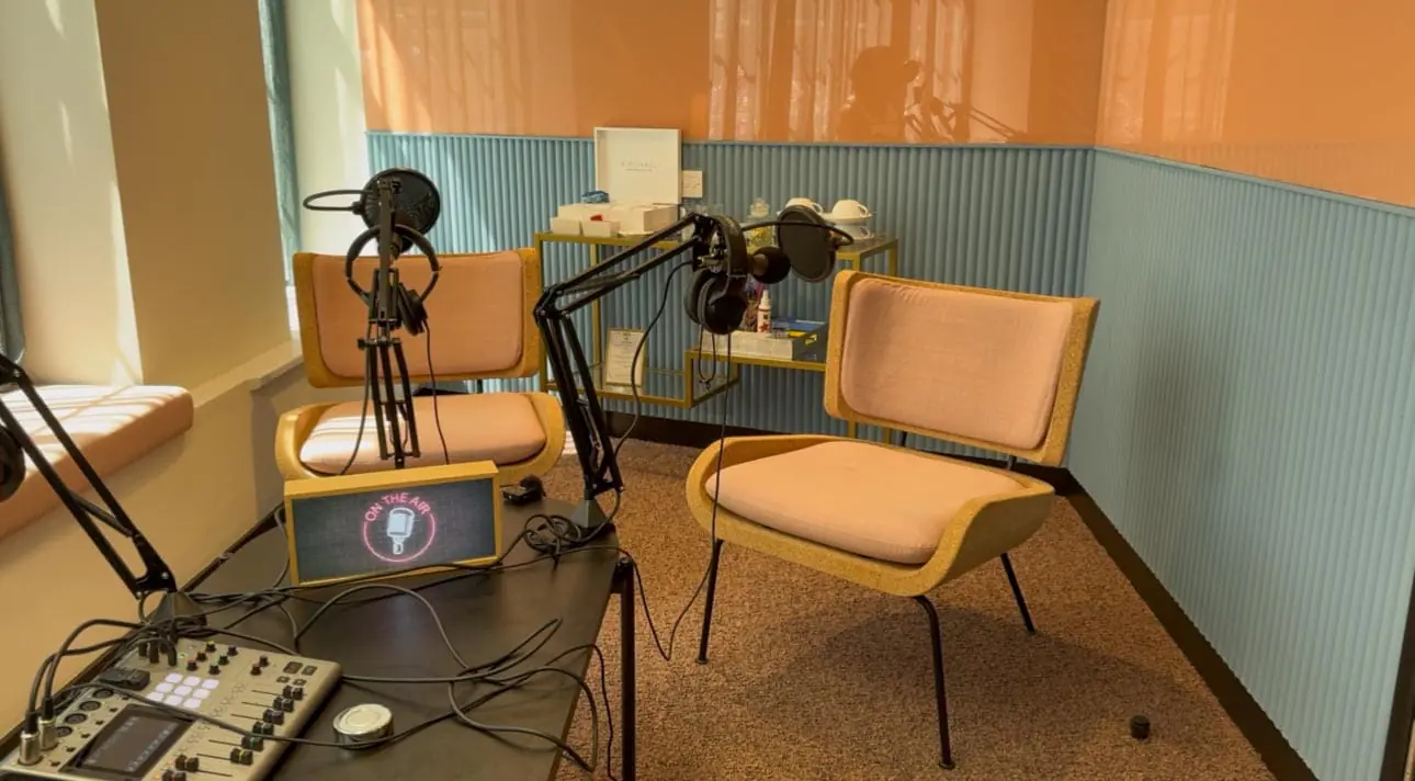 Professional podcast room to hire in Liverpool Street London with high-spec recording equipment.