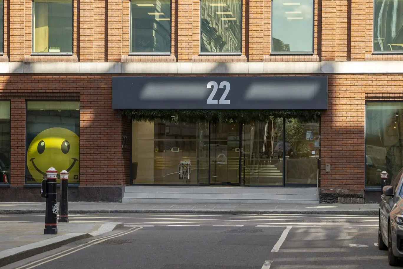 Luxury serviced office entrance in Blackfriars London EC4Y, highlighting the prestigious OSiT 22 Tudor Street building for legal professionals and corporate businesses.