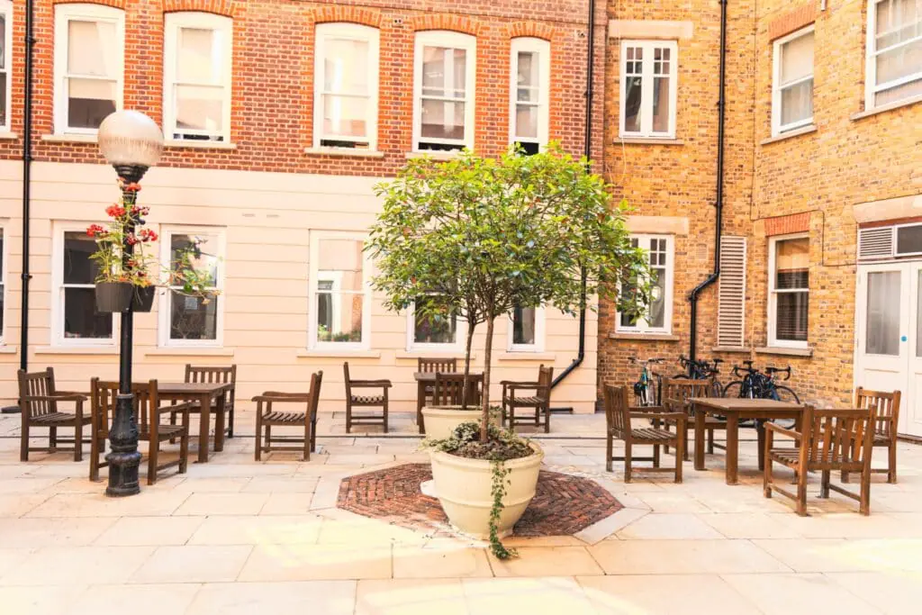 ‘s Courtyard 02