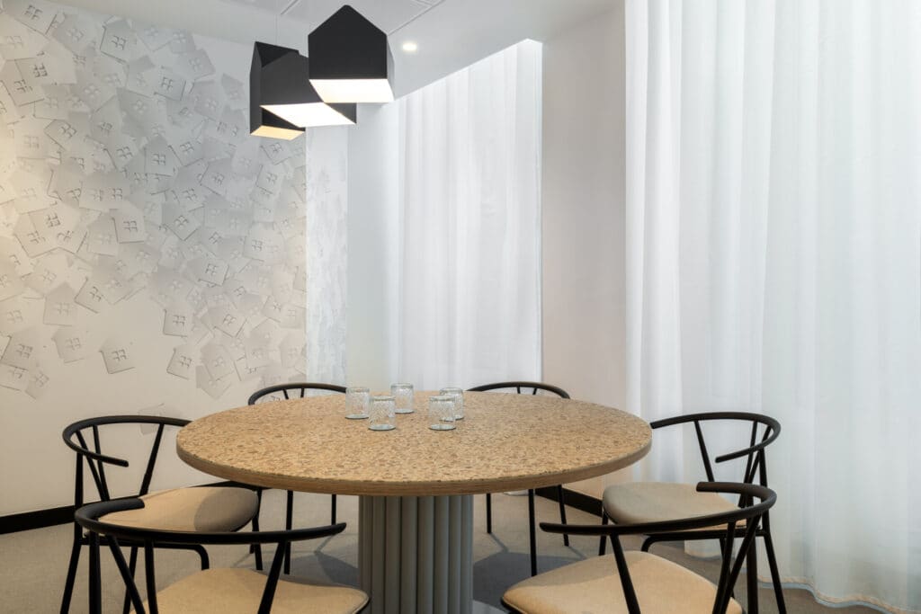 Unique Houses room available to hire meeting rooms in Liverpool Street for creative team sessions.